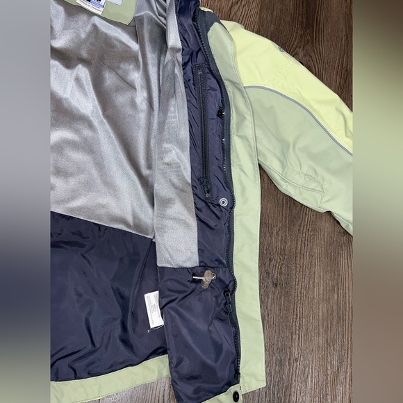 Woman’s Columbia ski/snowboarding Jacket green and gray - Picture 9 of 17